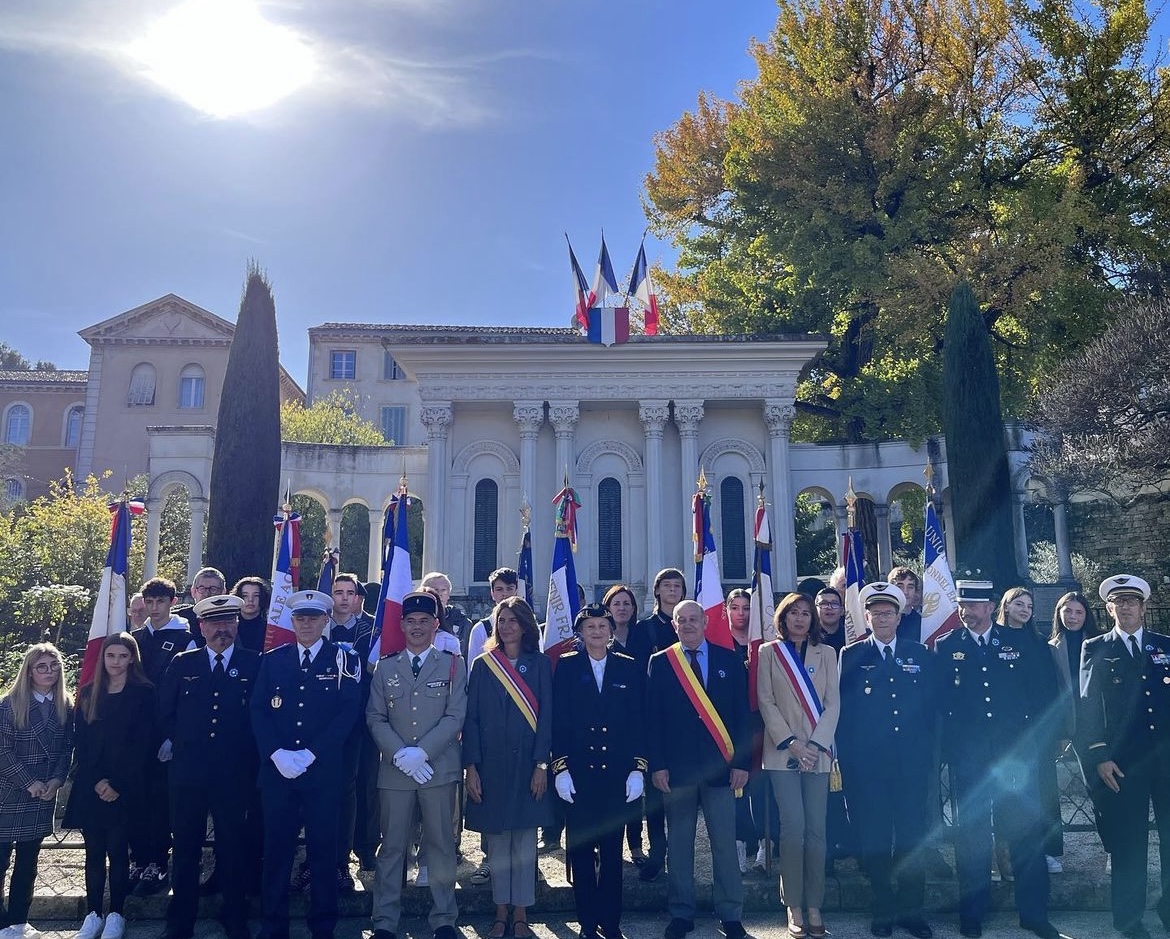 Elèves du parcours Défense participant à la commémoration du 11 novembre. 